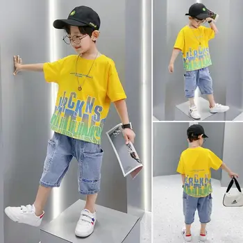 2023 Новый детский костюм, желтая футболка с надписью + джинсовые шорты, повседневная одежда для маленьких мальчиков, комплект из 2 предметов, Корейский комплект для мальчиков Tide