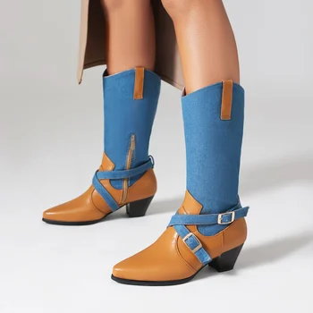 Джинсовые лоскутные ботинки из искусственной кожи с перекрестной металлической пряжкой на лодыжке, модные ботинки до середины икры на заостренном толстом каблуке, ботинки на молнии