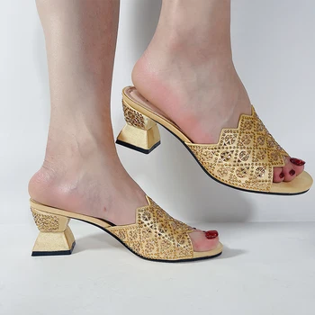Модные женские туфли на низком каблуке 2023 года, с выдолбленной вышивкой, со стразами, итальянского дизайна, золотистые туфли с острым носком.